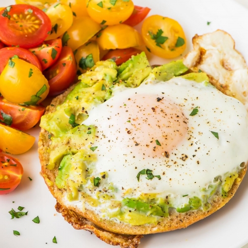 bagel-egg-in-a-hole-with-smashed-avocado-recipe